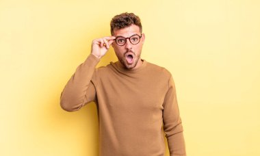 Genç, yakışıklı İspanyol adam şaşırmış, ağzı açık, şok olmuş, yeni bir düşünce, fikir ya da konsept keşfediyor.