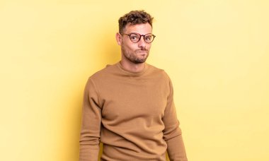 Genç, yakışıklı, şapşal, çılgın, şaşkın bir ifadesi olan, yanakları şişen, doldurulmuş, şişman ve yemek dolu bir İspanyol.