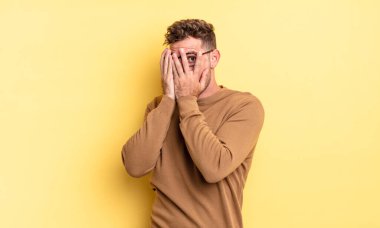 Genç, yakışıklı, İspanyol bir adam korkmuş ya da utanmış hissediyordu. Gözleri yarı kapalı, yarı çıplak bir şekilde dikizliyordu.