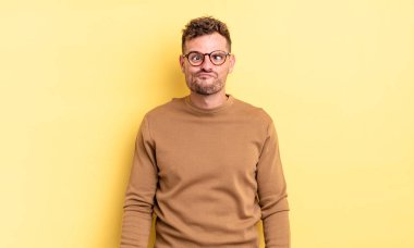 Genç, yakışıklı İspanyol adam şapşal ve komik görünüyor. Şaşı bakışlı, şakacı ve şakacı.