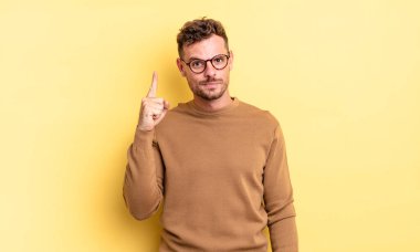 Genç, yakışıklı, İspanyol bir adam harika bir fikri fark ettikten sonra parmağını havaya kaldırıp 