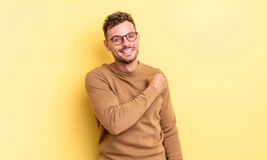 Genç, yakışıklı İspanyol bir adam mutlu, pozitif ve başarılı hissediyor. Bir meydan okumayla karşılaştığında ya da iyi sonuçları kutladığında motive oluyor.