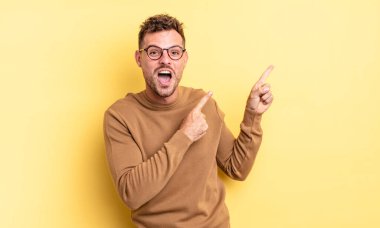 Genç, yakışıklı, İspanyol bir adam. Neşeli ve şaşırmış. Şok olmuş bir ifadeyle gülümsüyor.