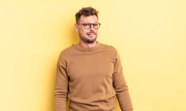 Genç, yakışıklı, Latin asıllı, bilgisiz, kafası karışık ve hangi seçeneği seçeceğine emin olmayan bir adam sorunu çözmeye çalışıyor.