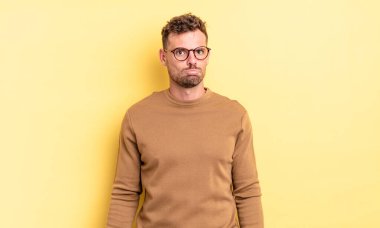 Genç, yakışıklı İspanyol bir adam üzgün ve stresli. Kötü bir sürpriz yüzünden üzgün ve endişeli görünüyor.