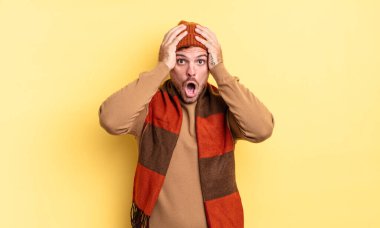 Genç, yakışıklı İspanyol bir adam dehşete kapılmış ve şok olmuş hissediyor. Bir hata yüzünden el ele tutuşup panikliyor.