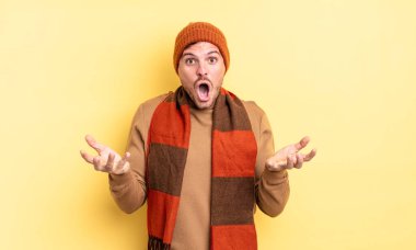 Genç, yakışıklı İspanyol bir adam son derece şaşırmış, şaşırmış, endişeli ve paniklemiş, stresli ve dehşete kapılmış görünüyor.