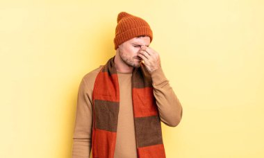 Genç, yakışıklı İspanyol bir adam stresli, mutsuz ve hayal kırıklığına uğramış, alınlı ve şiddetli baş ağrısı çeken.