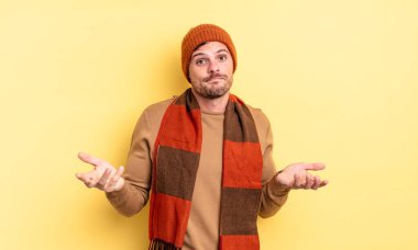 Genç, yakışıklı İspanyol bir adam kafası karışık ve kafası karışık. Doğru cevap veya karardan emin değil. Bir seçim yapmaya çalışıyor.