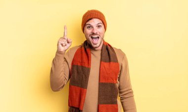 Genç, yakışıklı İspanyol bir adam bir fikri fark ettikten sonra mutlu ve heyecanlı bir dahi gibi hissediyor. Neşeli bir şekilde parmağını kaldırıyor.!