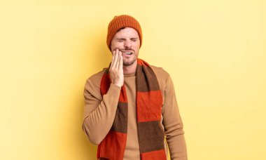 Genç, yakışıklı, yanak tutan ve acı çeken diş ağrısı çeken, hasta, sefil ve mutsuz hisseden, dişçi arayan bir İspanyol.