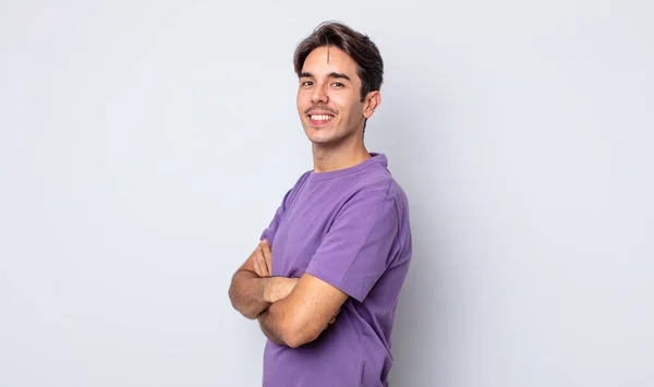 Jovem Homem Hispânico Bonito Sorrindo Para Câmera Com Braços Cruzados — Fotografia de Stock