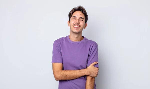 Genç Yakışıklı Spanyol Adam Utangaç Neşeli Bir Şekilde Gülüyor Arkadaş — Stok fotoğraf