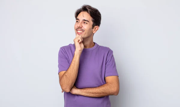Mladý Pohledný Hispánec Usmívající Šťastným Sebevědomým Výrazem Rukou Bradě Přemýšlející — Stock fotografie