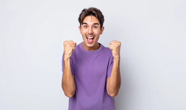 Νεαρός Όμορφος Ισπανόφωνος Άντρας Σοκαρισμένος Ενθουσιασμένος Και Χαρούμενος Γελώντας Και — Φωτογραφία Αρχείου