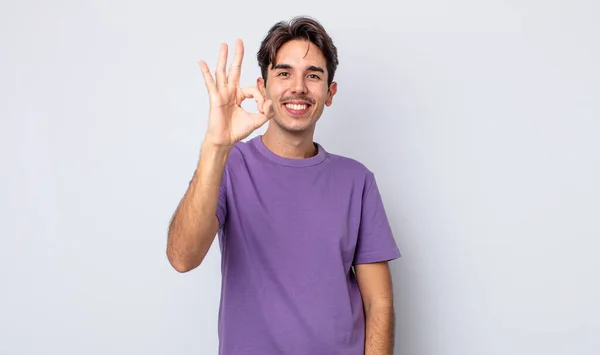 Fiatal Jóképű Spanyol Férfi Érzés Boldog Nyugodt Elégedett Mutatja Jóváhagyása — Stock Fotó
