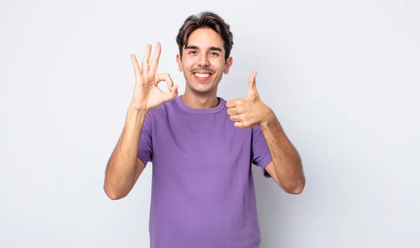 Jovem Homem Hispânico Bonito Sentindo Feliz Surpreso Satisfeito Surpreso Mostrando — Fotografia de Stock