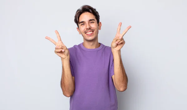 Jovem Homem Hispânico Bonito Sorrindo Olhando Feliz Amigável Satisfeito Gesticulando — Fotografia de Stock