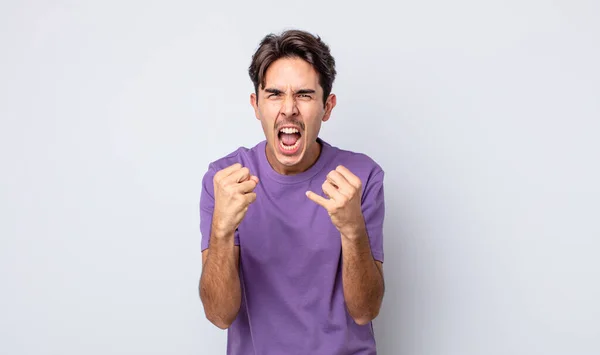 Joven Hombre Hispano Guapo Gritando Agresivamente Con Mirada Molesta Frustrada — Foto de Stock