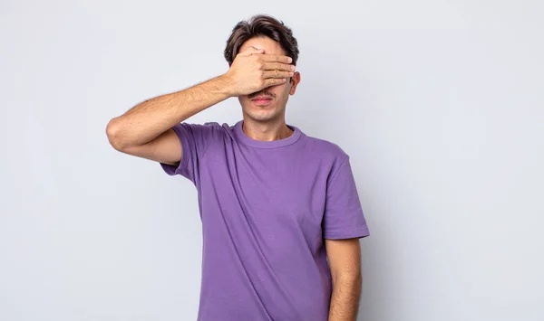 Ung Stilig Latinamerikansk Man Som Täcker Ögonen Med Ena Handen — Stockfoto