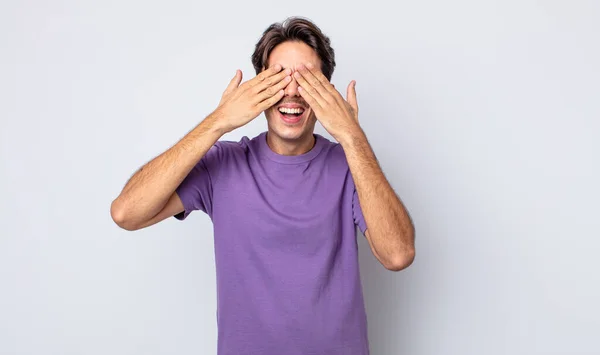 Joven Hombre Hispano Guapo Sonriendo Sintiéndose Feliz Cubriendo Los Ojos — Foto de Stock