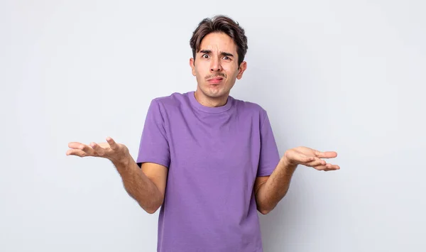 Jovem Homem Hispânico Bonito Olhando Confuso Confuso Estressado Perguntando Entre — Fotografia de Stock