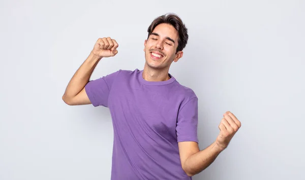 Jovem Homem Hispânico Bonito Sorrindo Sentindo Despreocupado Relaxado Feliz Dançando — Fotografia de Stock