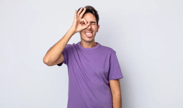 Jovem Homem Hispânico Bonito Sorrindo Feliz Com Cara Engraçada Brincando — Fotografia de Stock