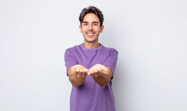 Jovem Homem Hispânico Bonito Sorrindo Feliz Com Amigável Confiante Olhar — Fotografia de Stock