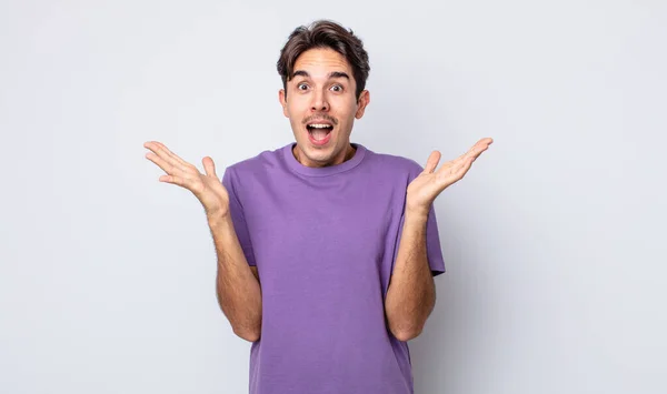 Jovem Homem Hispânico Bonito Sentindo Feliz Animado Surpreso Chocado Sorrindo — Fotografia de Stock