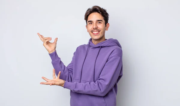 Genç Yakışıklı Spanyol Adam Gururla Güvenle Gülümsüyor Mutlu Tatmin Olmuş — Stok fotoğraf