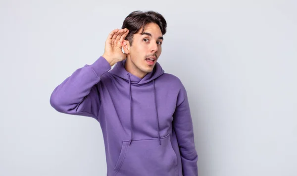 Ung Stilig Hispanic Man Ler Tittar Märkligt Sidan Försöker Lyssna — Stockfoto