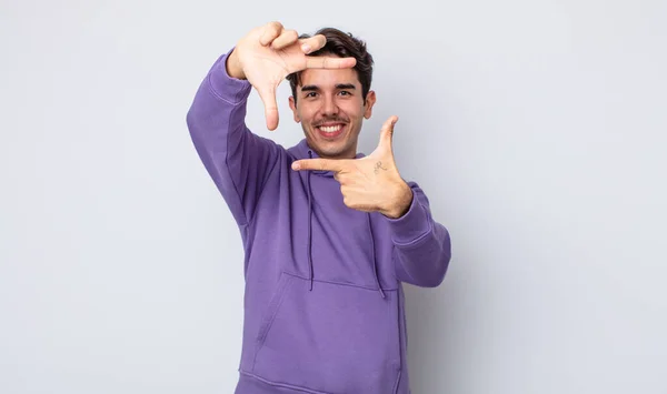 Jonge Knappe Spaanse Man Die Zich Gelukkig Vriendelijk Positief Voelt — Stockfoto