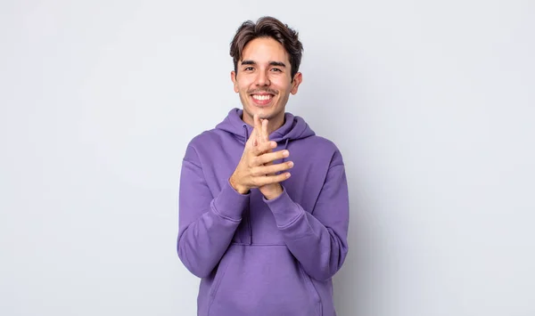 Jonge Knappe Spaanse Man Zich Gelukkig Succesvol Voelen Glimlachen Klappen — Stockfoto