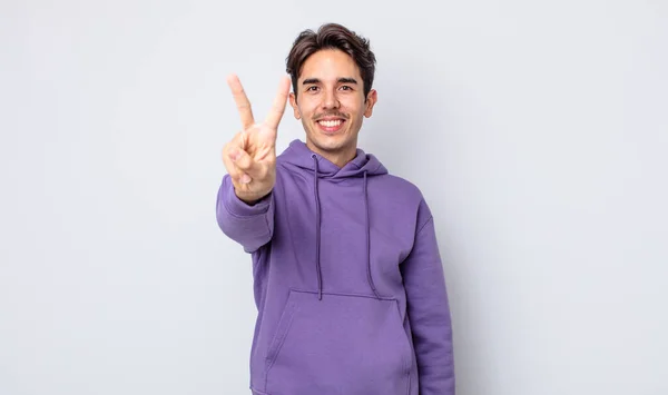 Mladý Pohledný Hispánec Usmívá Vypadá Přátelsky Ukazuje Číslo Dvě Nebo — Stock fotografie