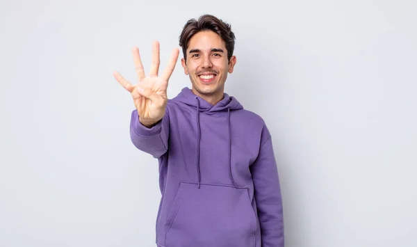Mladý Pohledný Hispánec Usmívá Vypadá Přátelsky Ukazuje Číslo Čtyři Nebo — Stock fotografie