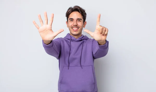 Jovem Homem Hispânico Bonito Sorrindo Olhando Amigável Mostrando Número Sete — Fotografia de Stock
