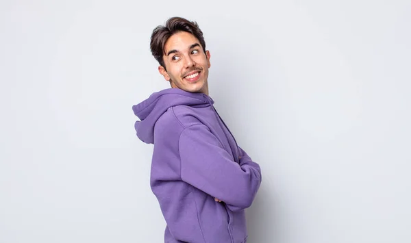 Junger Gutaussehender Hispanischer Mann Lächelt Fröhlich Fühlt Sich Glücklich Zufrieden — Stockfoto