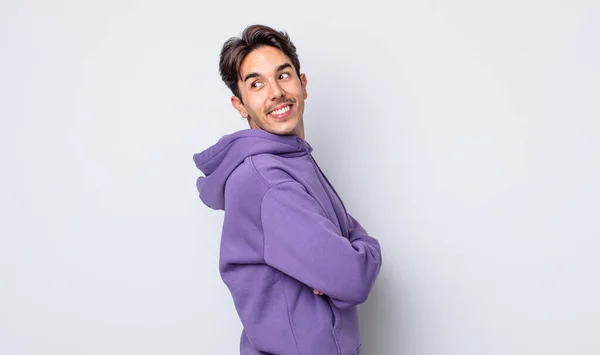 Jovem Homem Hispânico Bonito Sorrindo Alegremente Sentindo Feliz Satisfeito Relaxado — Fotografia de Stock