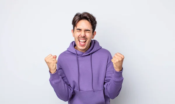 Mladý Pohledný Hispánec Vypadá Velmi Šťastný Překvapený Slaví Úspěch Křičí — Stock fotografie