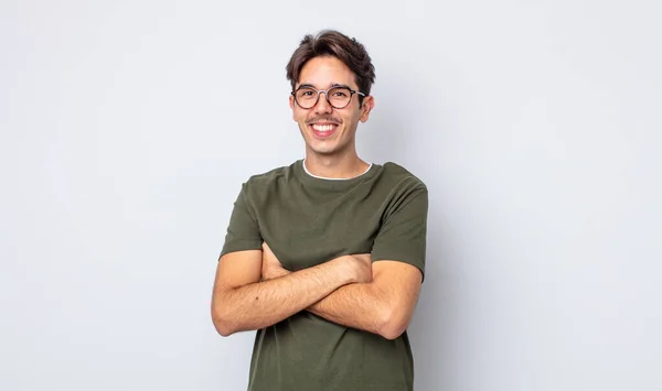 Jonge Knappe Latino Man Lachen Gelukkig Met Armen Gekruist Met — Stockfoto