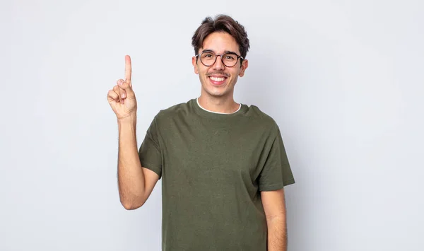 Jovem Homem Hispânico Bonito Sorrindo Alegre Feliz Apontando Para Cima — Fotografia de Stock