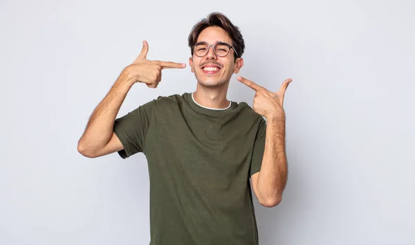 Jonge Knappe Spaanse Man Glimlachend Vol Vertrouwen Wijzend Naar Een — Stockfoto