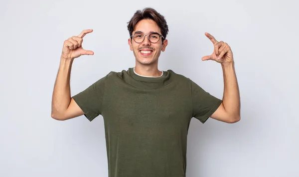 Jovem Homem Hispânico Bonito Enquadrando Delinear Próprio Sorriso Com Duas — Fotografia de Stock