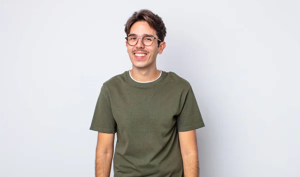 Fiatal Jóképű Spanyol Férfi Egy Nagy Barátságos Gondtalan Mosollyal Pozitív — Stock Fotó