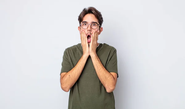 Jovem Homem Hispânico Bonito Sentindo Chocado Assustado Olhando Aterrorizado Com — Fotografia de Stock