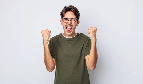 Giovane Uomo Ispanico Bello Sentirsi Felice Sorpreso Orgoglioso Gridando Celebrando — Foto Stock