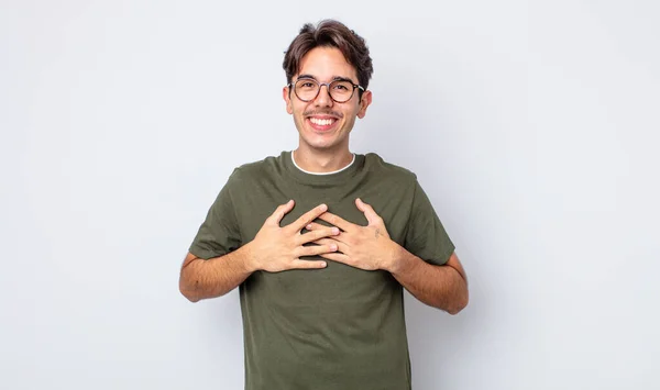Молодой Красивый Латиноамериканец Выглядит Счастливым Удивленным Гордым Взволнованным Указывая Себя — стоковое фото