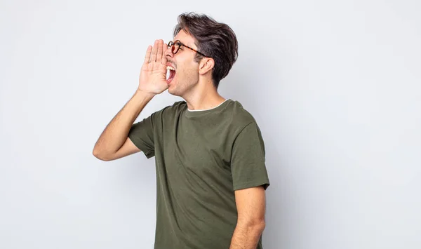 Ung Stilig Hispanic Man Skriker Högt Och Ilsket Att Kopiera — Stockfoto