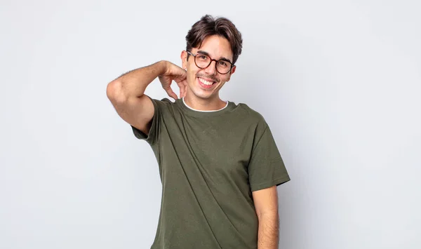 Fiatal Jóképű Spanyol Férfi Vidáman Magabiztosan Nevet Egy Alkalmi Boldog — Stock Fotó